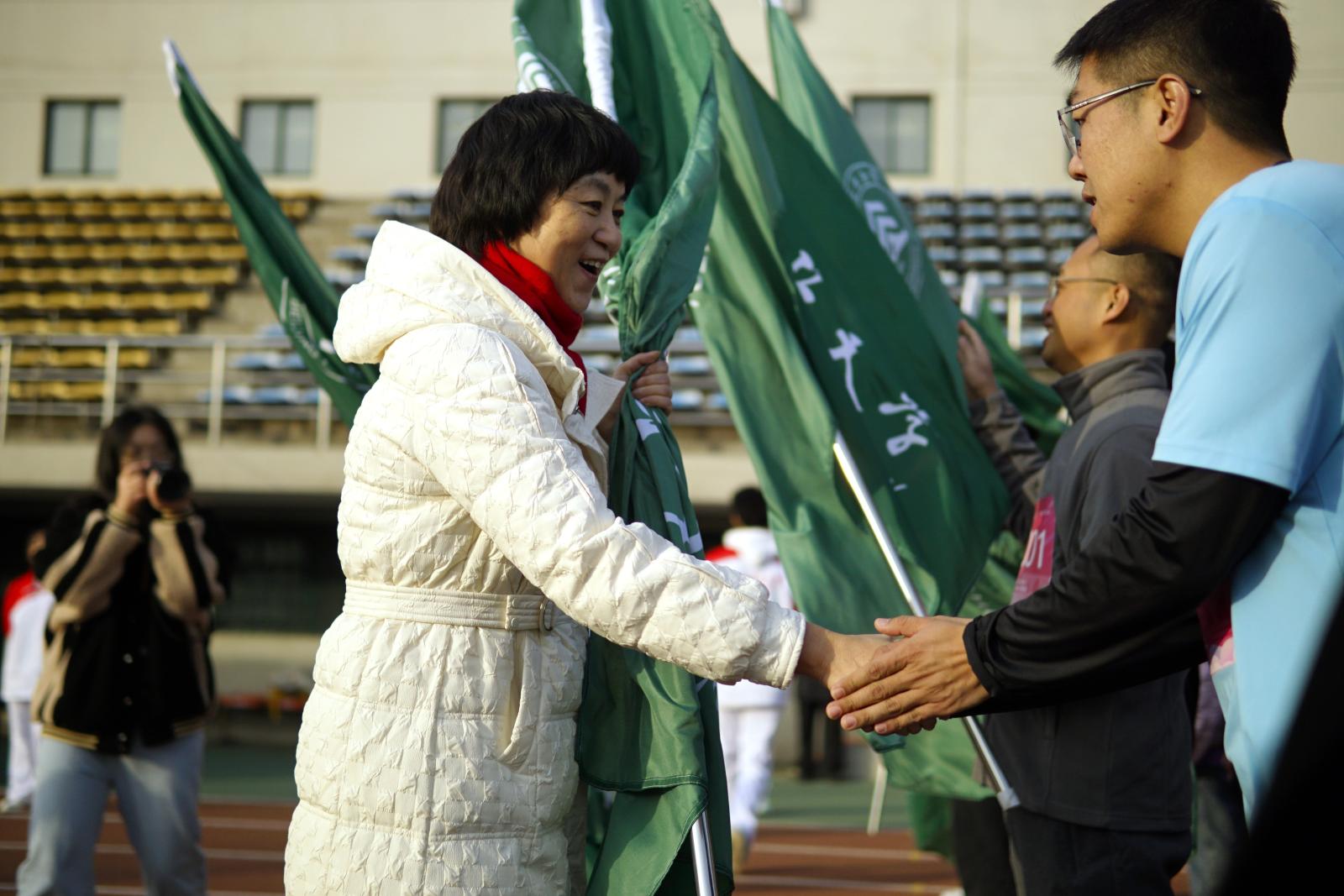 递旗.JPG