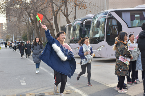 20171211151295758616400440.jpg 学生跑步.jpg