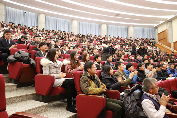 20181218154513722609101730.jpg 嘉宾和学生代表_副本.jpg