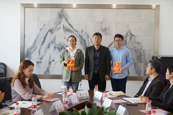 20190306155184056963103681.jpg 全书记赠书_副本.jpg