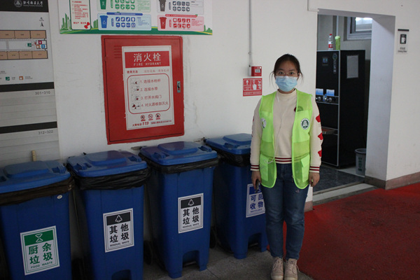 20201117160559705793701455.jpg 2.团校学员开展桶边值守垃圾分类志愿服务工作.jpg